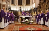 W katedrze uczczono modlitwą zmarłych biskupów tarnowskich