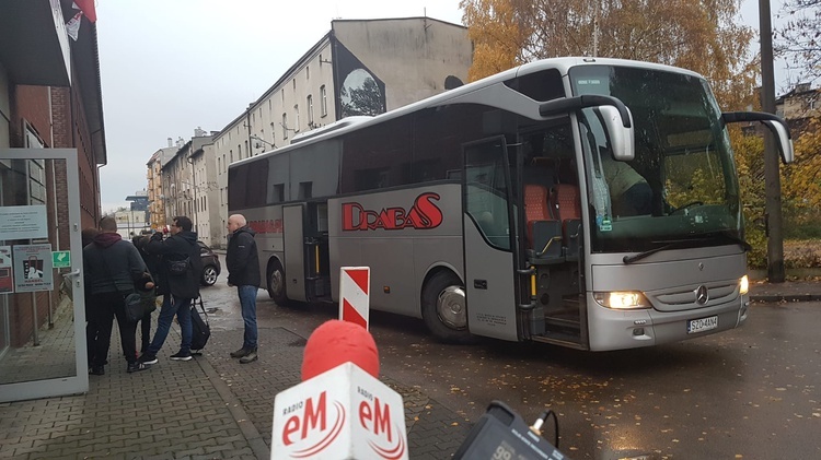 Katowice. Pracownicy handlu pojechali na protest do Warszawy. Wśród postulatów "wolne niedziele"