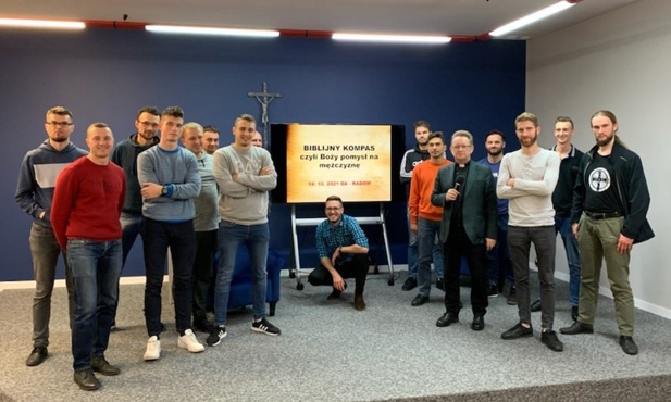 Ks. Jacek Kucharski z uczestnikami spotkania.