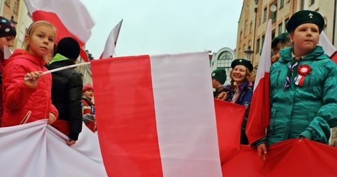 11 listopada - karaoke, zlot klasycznych pojazdów i spacer na medal