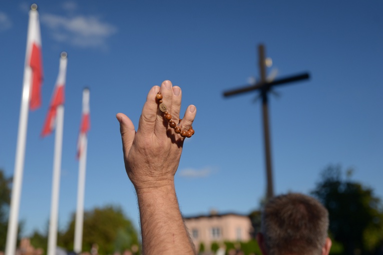 Będą modlić się za zmarłych z naszych rodzin, za ojczyznę i za Kościół w Polsce.
