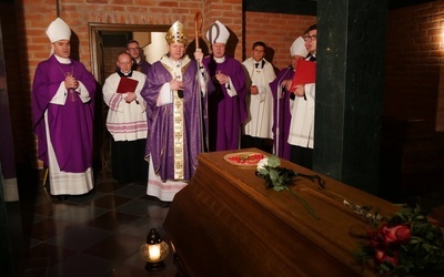 Na zakończenie Eucharystii odbyła się modlitwa w Krypcie Biskupów Gdańskich.