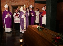 Na zakończenie Eucharystii odbyła się modlitwa w Krypcie Biskupów Gdańskich.