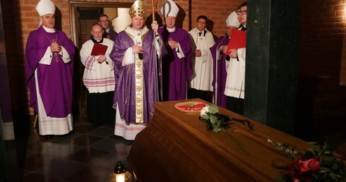 Na zakończenie Eucharystii odbyła się modlitwa w Krypcie Biskupów Gdańskich.