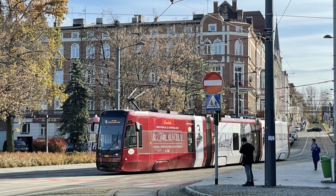 Tramwaj z ks. Machą przewozi pasażerów