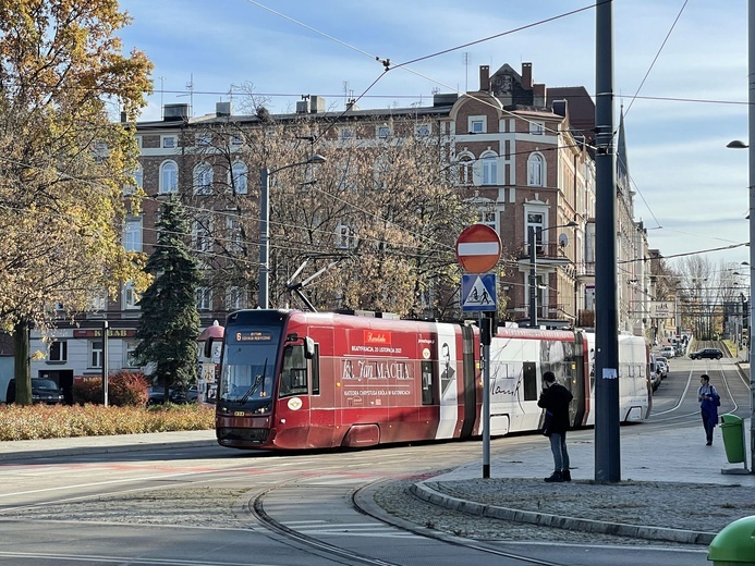 Tramwaj z ks. Machą przewozi pasażerów