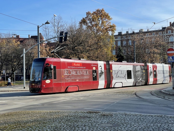 Tramwaj z ks. Machą przewozi pasażerów