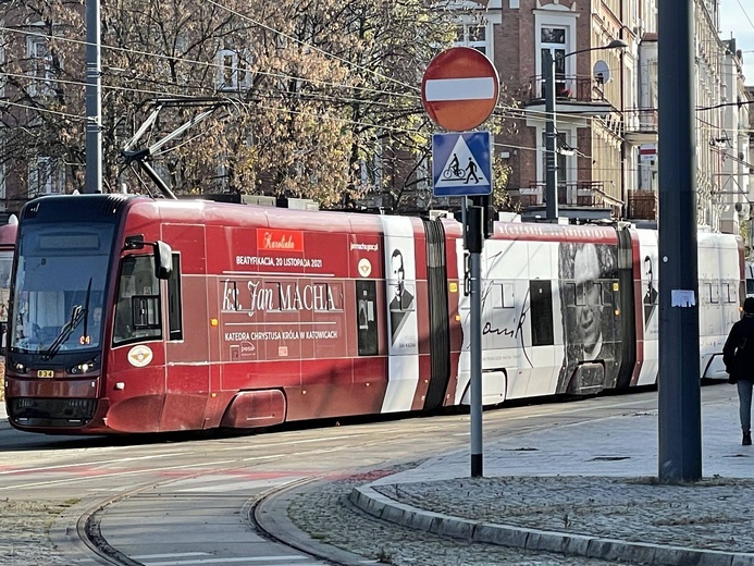 Tramwaj z ks. Machą przewozi pasażerów