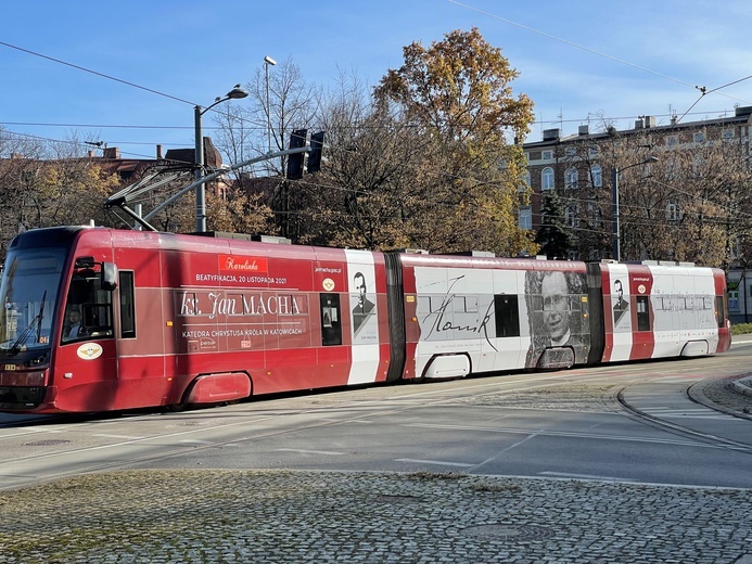 Tramwaj z ks. Machą przewozi pasażerów