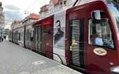 Tramwaj z ks. Machą przewozi pasażerów