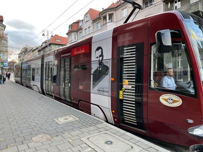 Tramwaj z ks. Machą przewozi pasażerów