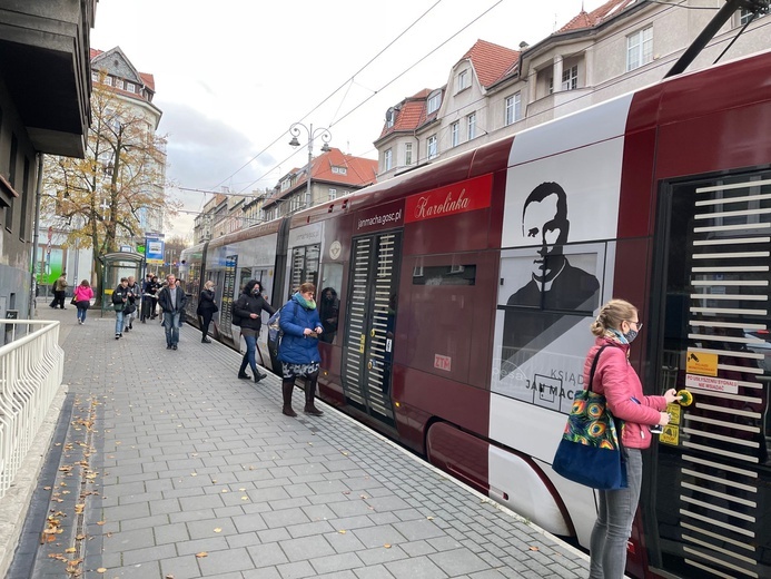 Tramwaj z ks. Machą przewozi pasażerów