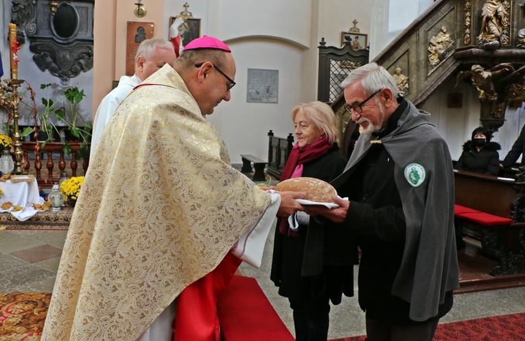 Od 40 lat są dobrzy jak chleb. Niestrudzenie pomagają ubogim