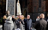 Każdorazowo Różaniec kończy się pod pomnikiem św. Jana Pawła II. 