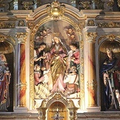 	Postać św. Elżbiety Węgierskiej w centralnej części ołtarza.