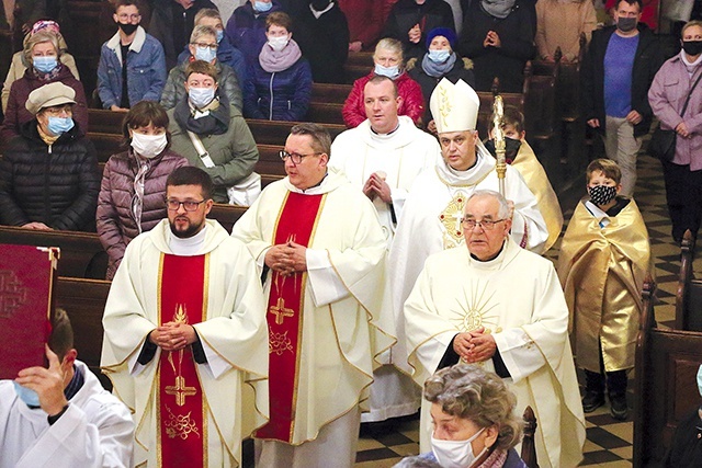	Mszy św. przewodniczył elbląski biskup pomocniczy.
