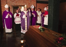	Na zakończenie Eucharystii odbyła się modlitwa w Krypcie Biskupów Gdańskich.