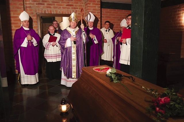	Na zakończenie Eucharystii odbyła się modlitwa w Krypcie Biskupów Gdańskich.