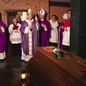 	Na zakończenie Eucharystii odbyła się modlitwa w Krypcie Biskupów Gdańskich.