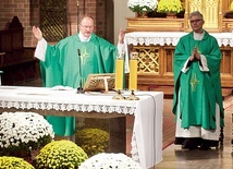 ▲	Uczestnicy spotkania wzięli udział we Mszy św. w konkatedrze św. Jakuba.