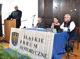 ▲	Od lewej: o. Henryk Kałuża SVD, prof. Ludwik Kozołub, Kornelia Lach i Marek Szołtysek.