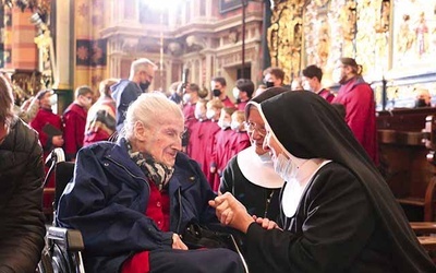 	Przed Eucharystią jubilatka przyjmowała życzenia.