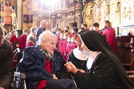 	Przed Eucharystią jubilatka przyjmowała życzenia.