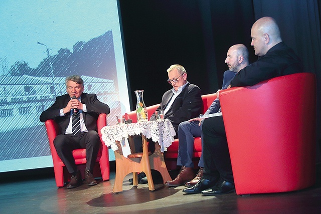 	Gośćmi biblioteki byli Marcin Prusak, Bogusław Matuszkiewicz i wójt Leszek Kuliński, były pracownik tego typu przedsiębiorstwa.