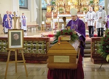	Uroczystościom pogrzebowym przewodniczył  bp Krzysztof Zadarko.