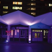 ▲	17 listopada płocki szpital na Winiarach od kilku lat podświetlany jest na fioletowo. Z powodu pandemii także w tym roku ta iluminacja będzie jedyną formą zaznaczenia tego święta.