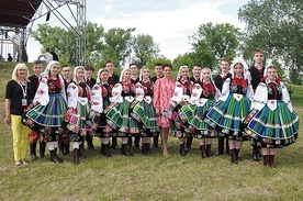 	Dziecięco-młodzieżowy zespół ludowy od lat z powodzeniem reprezentuje region, zdobywając nagrody i wyróżnienia na festiwalach i przeglądach.