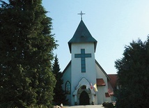 	Kościół parafialny poświęcił w 1998 roku abp Józef Życiński. 