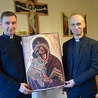 ▲	W odwiedzinach w Polsce ks. Albertowi Chruślakowi (z prawej) towarzyszył Silviu Simonica, kleryk z Rumunii, przygotowujący się do święceń kapłańskich w Rzymie, a obecnie odbywający praktykę duszpasterską w mołdawskim Kiszyniowie.