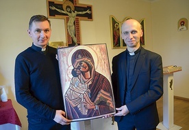 ▲	W odwiedzinach w Polsce ks. Albertowi Chruślakowi (z prawej) towarzyszył Silviu Simonica, kleryk z Rumunii, przygotowujący się do święceń kapłańskich w Rzymie, a obecnie odbywający praktykę duszpasterską w mołdawskim Kiszyniowie.