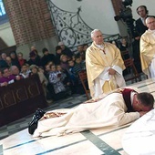 ▲	Podczas śpiewu Litanii do Wszystkich Świętych święcony biskup modlił się, leżąc krzyżem.