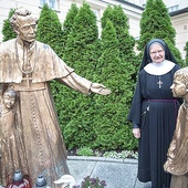 ▲	S. Antonietta Frącek przy pomniku świętego,  obok jego muzeum i domu generalnego.