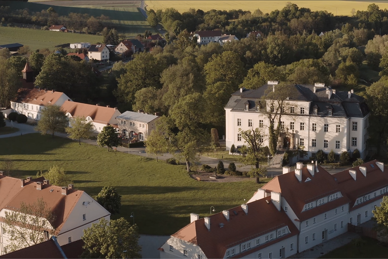 Kadry z przewodnika po Krzyżowej