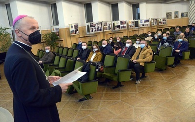 Synodalnej debacie przewodniczył bp Marek Solarczyk.