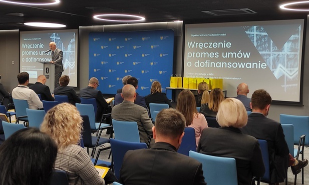 Region. Zarząd województwa śląskiego wręczył przedsiębiorcom promesy