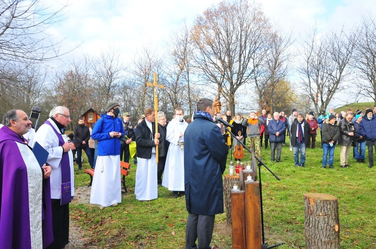Poświęcenie Kresowej Drogi Krzyżowej w Radwanowicach