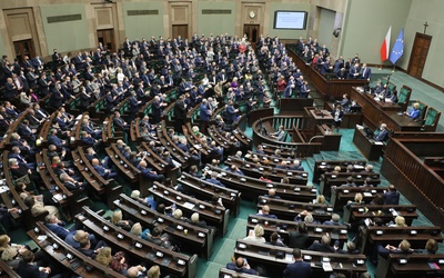 Większość kół parlamentarnych wyraziło poparcie dla działań rządu na granicy
