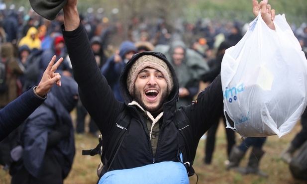 Migranci w Mińsku - w sklepach, parkach, nawet na placach zabaw