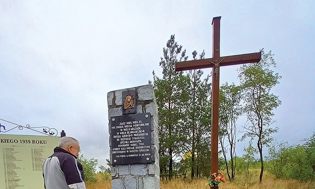 Ksiądz Piotr Piksa MSF na miejscu kaźni swych współbraci w Paterku.