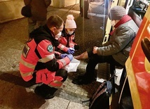 Osoby bezdomne z Białegostoku mogą liczyć na profesjonalną pomoc medyczną. Ks. Andrzej opatruje pacjentkę.