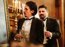 Od lewej Adam Chmielowski, w tej roli Piotr Zajączkowski, i jego przyjaciel Józef Chełmoński (Tadeusz Basiak).