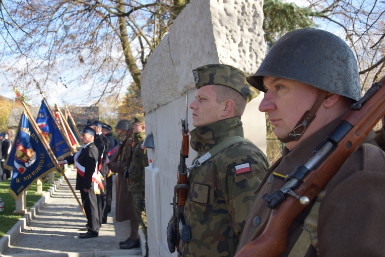 W uroczystościach uczestniczyli kapłani, żołnierze, rekonstruktorzy i mieszkańcy.