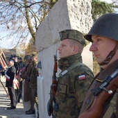 W uroczystościach uczestniczyli kapłani, żołnierze, rekonstruktorzy i mieszkańcy.