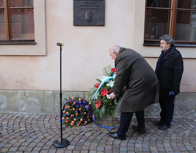 Tablica upamiętniająca wiec założycielski NZS