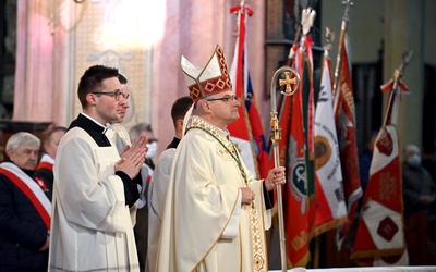 Biskup świdnicki w czasie procesji wejścia.