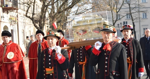 Relikwie nieśli przedstawiciele różnych grup i stanów.